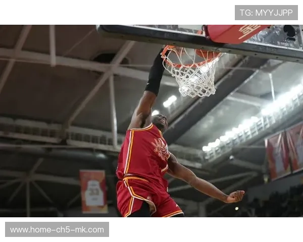 广东萨林杰篮下暴扣，全场气氛炸裂